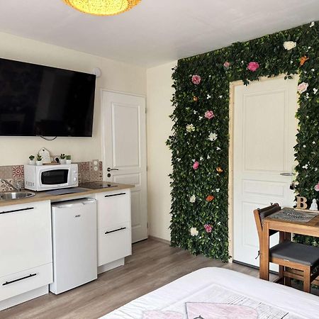Les Nids De La Baie Bed & Breakfast Favieres  ภายนอก รูปภาพ