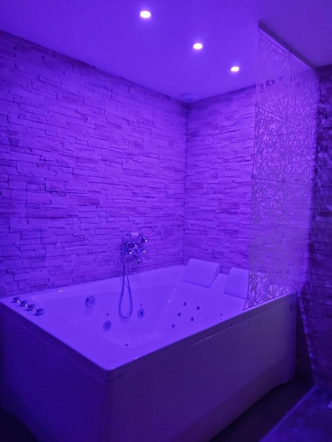 Les Nids De La Baie Bed & Breakfast Favieres  ภายนอก รูปภาพ