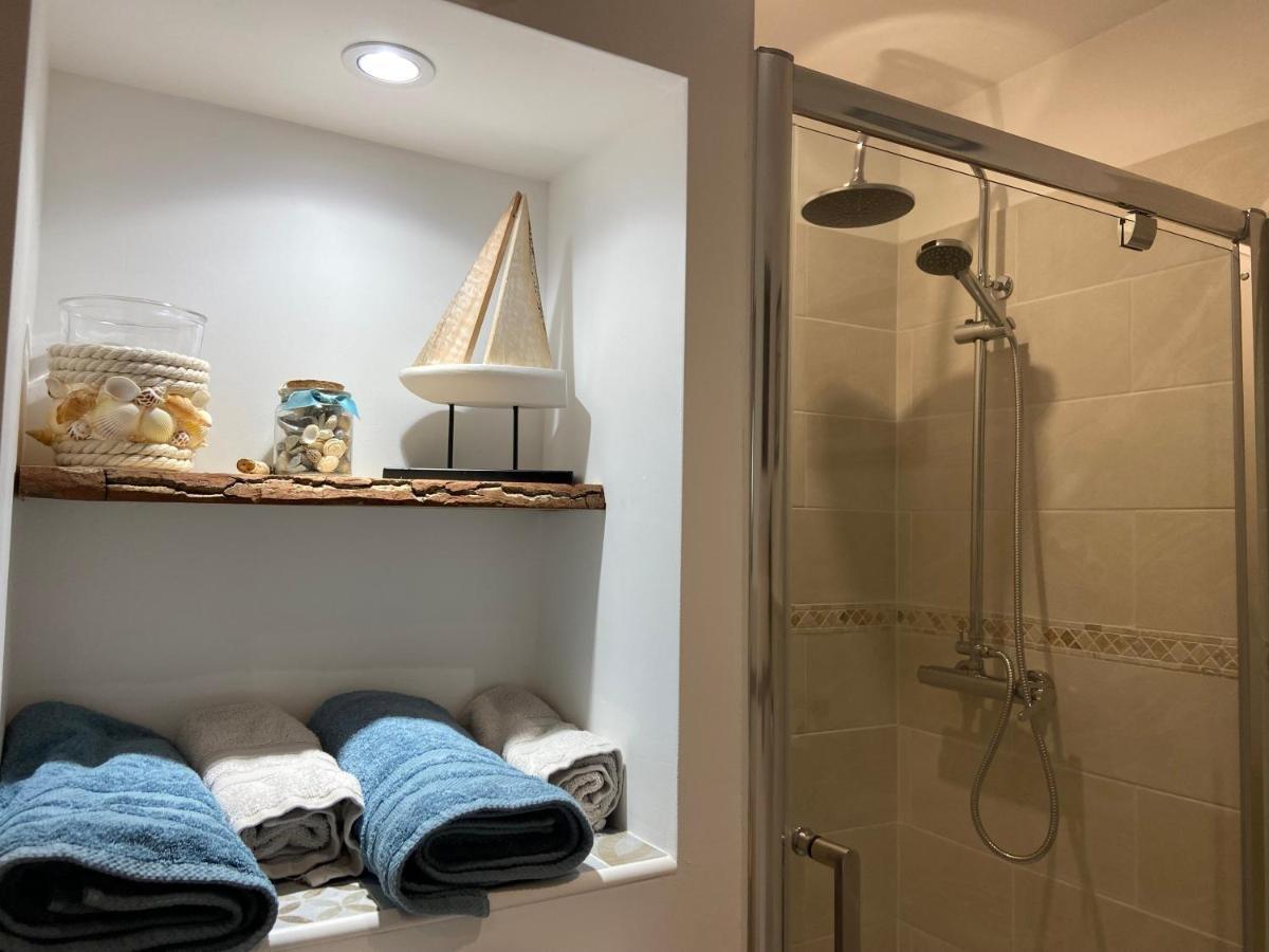 Les Nids De La Baie Bed & Breakfast Favieres  ภายนอก รูปภาพ