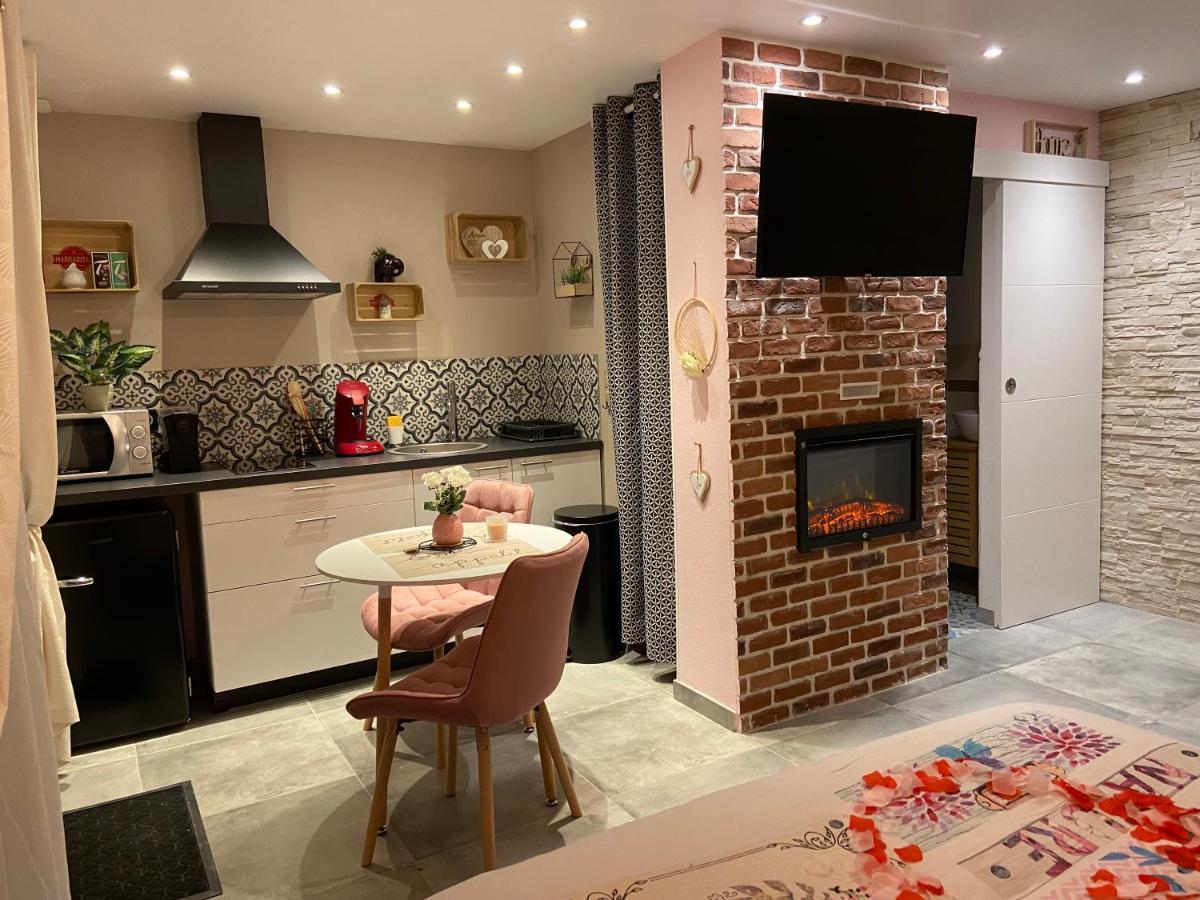 Les Nids De La Baie Bed & Breakfast Favieres  ภายนอก รูปภาพ