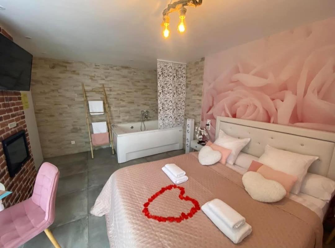 Les Nids De La Baie Bed & Breakfast Favieres  ภายนอก รูปภาพ