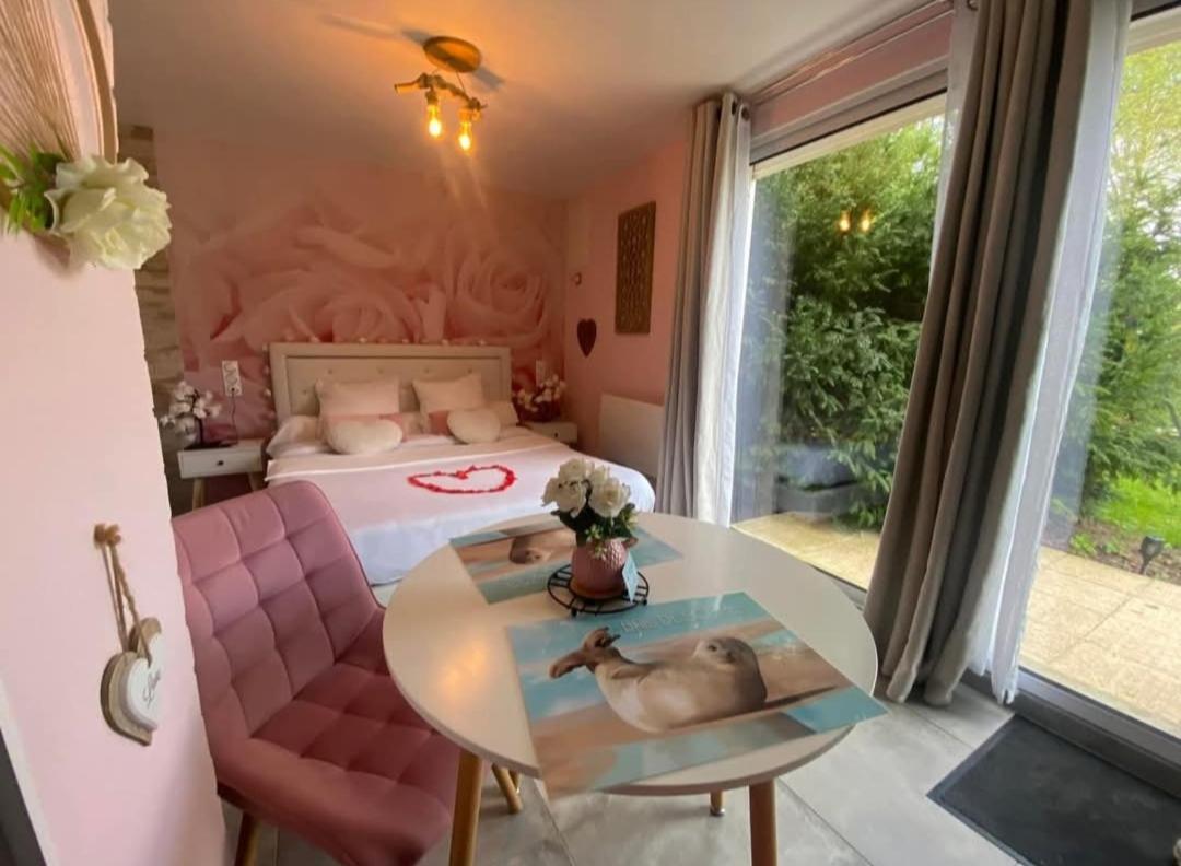 Les Nids De La Baie Bed & Breakfast Favieres  ภายนอก รูปภาพ