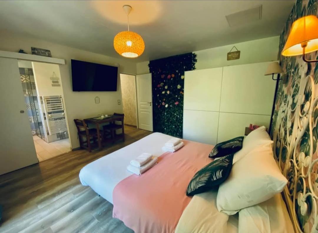 Les Nids De La Baie Bed & Breakfast Favieres  ภายนอก รูปภาพ