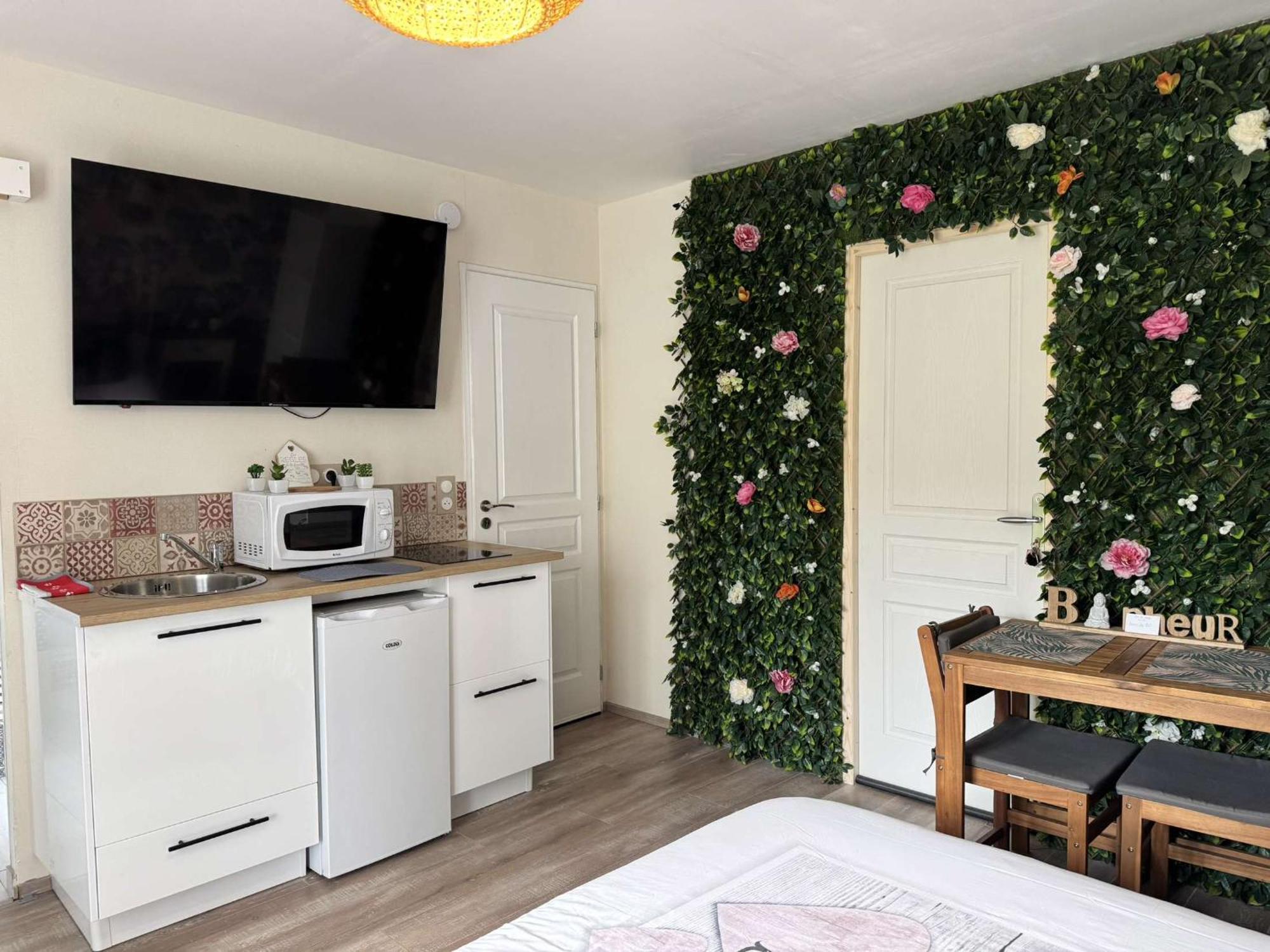 Les Nids De La Baie Bed & Breakfast Favieres  ภายนอก รูปภาพ